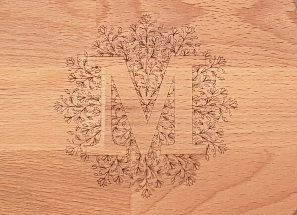 Schneidebrett mit Griff lasergraviert Monogramm filigranes Mandala – Bild 2