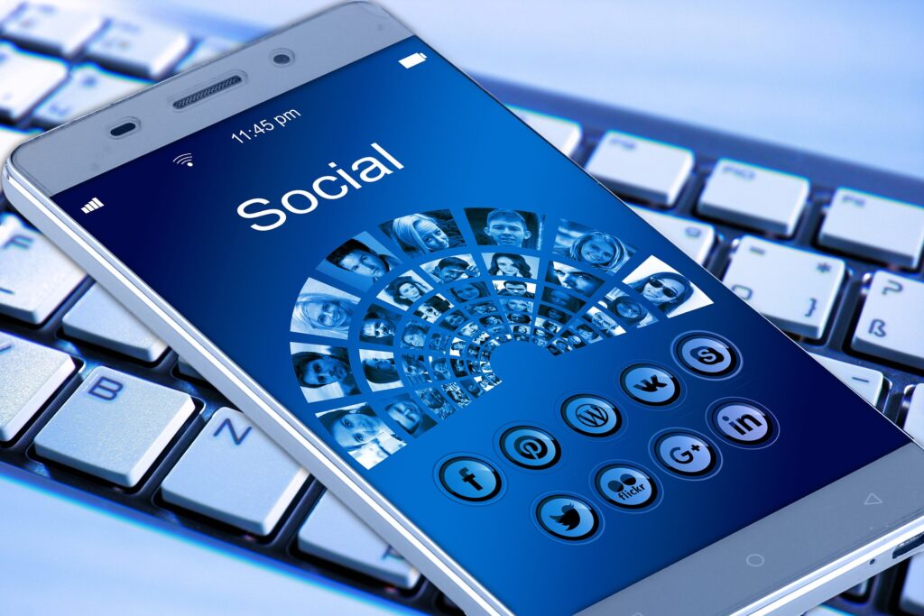 Smartphone mit Social Media Icons